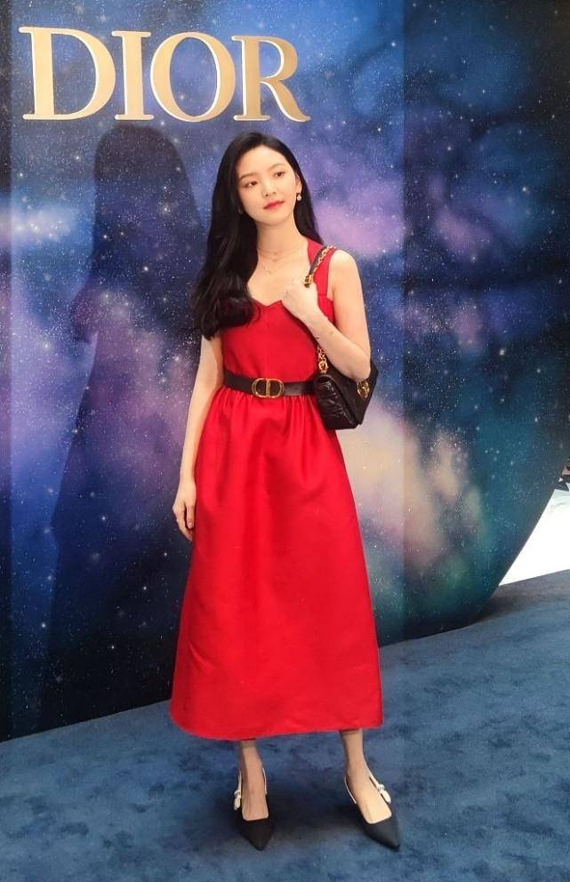 运动服|脱下运动服的杨倩好少女，穿连衣裙小巧可人似芭比，耐看度极高