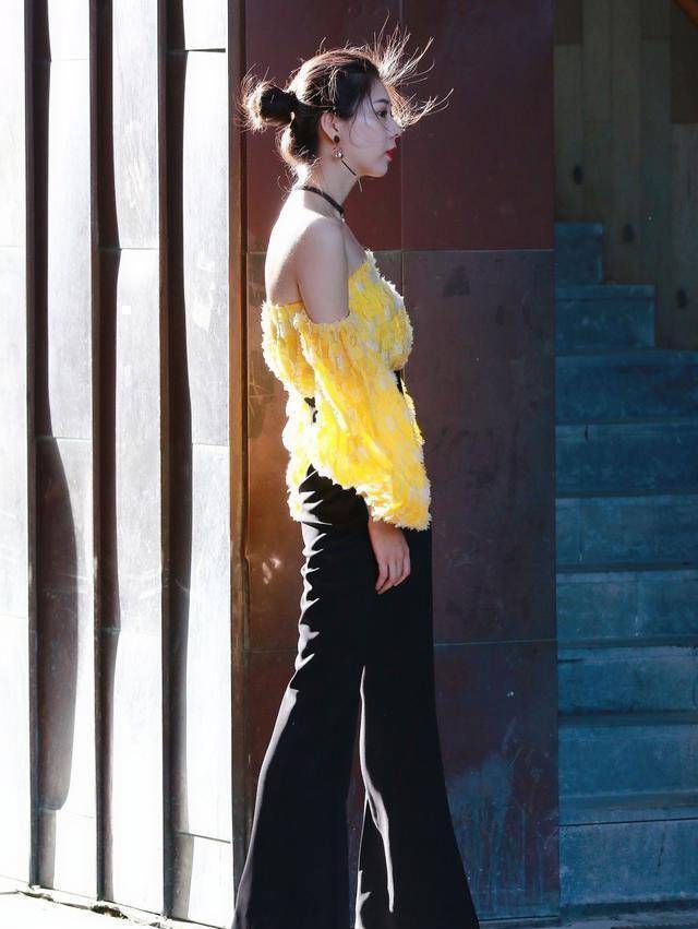 毛衣|穿休闲装也很美的女生,造型吸睛让人羡慕,秀出了自信大方的感觉