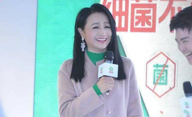 米色|46岁的曹颖让人有点失望,虽然脸胖了不少,但穿大衣身段还很苗条