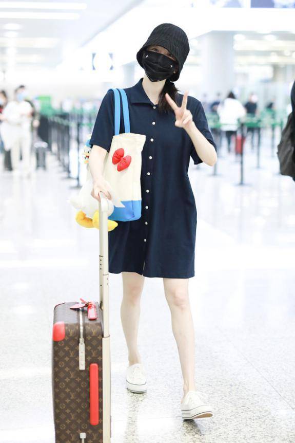 青春|陈小纭还像没长大的小女孩，麻花辫配小熊T恤，短裤露美腿更显嫩