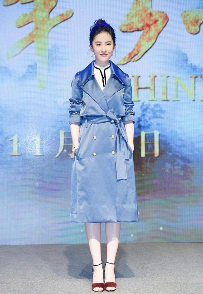 显得|刘亦菲扎丸子头搭配蓝色风衣美腻了！