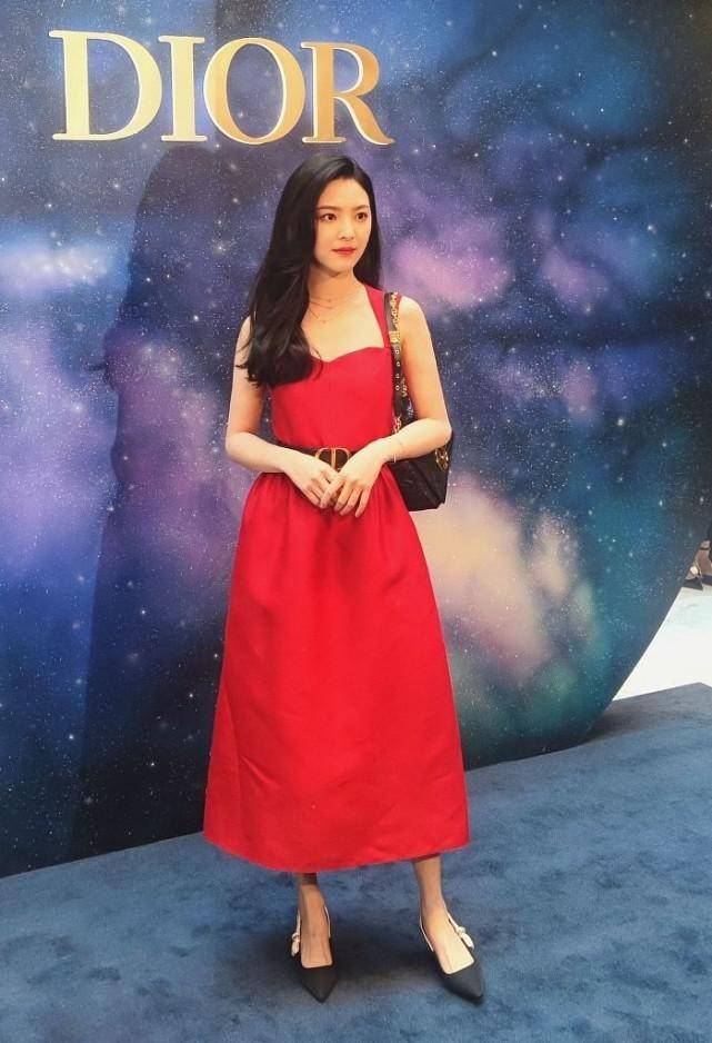 运动服|脱下运动服的杨倩好少女，穿连衣裙小巧可人似芭比，耐看度极高