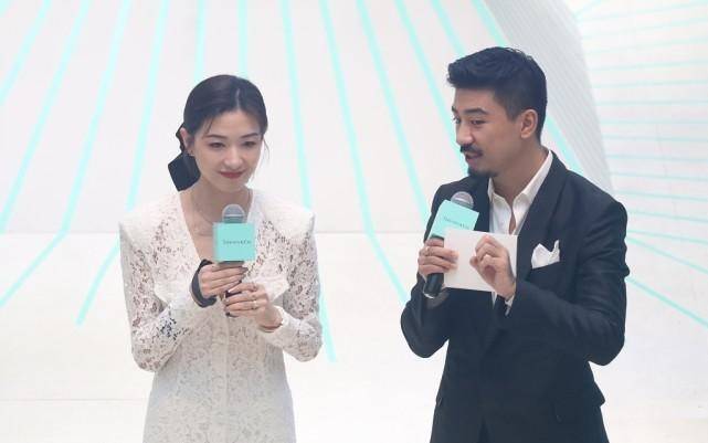 身材|万茜骨感没肉穿衣随性，一身显胖白色套装，远看还是“女团”曲线