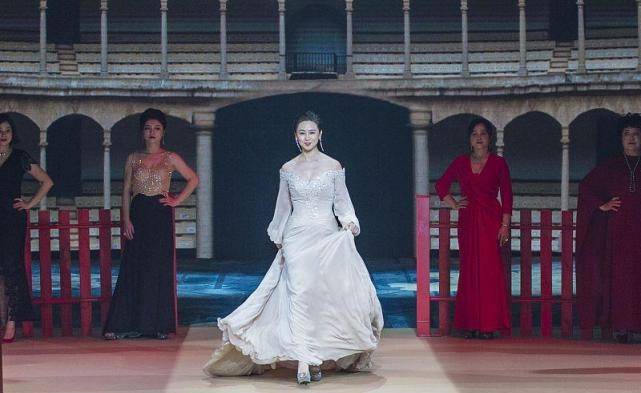 身材|翁虹的气质看着还挺高级的，可是礼裙穿得挺普通，显不出身材优势