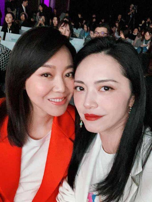 橙色|闫妮与姚晨同框亮相，同穿西装气质也相近，真看不出两人相差8岁
