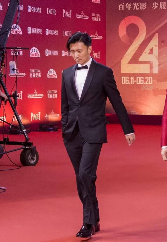 黑色|谢霆锋都40岁了，可气质仍然似潇洒少年，穿黑色显身材清瘦