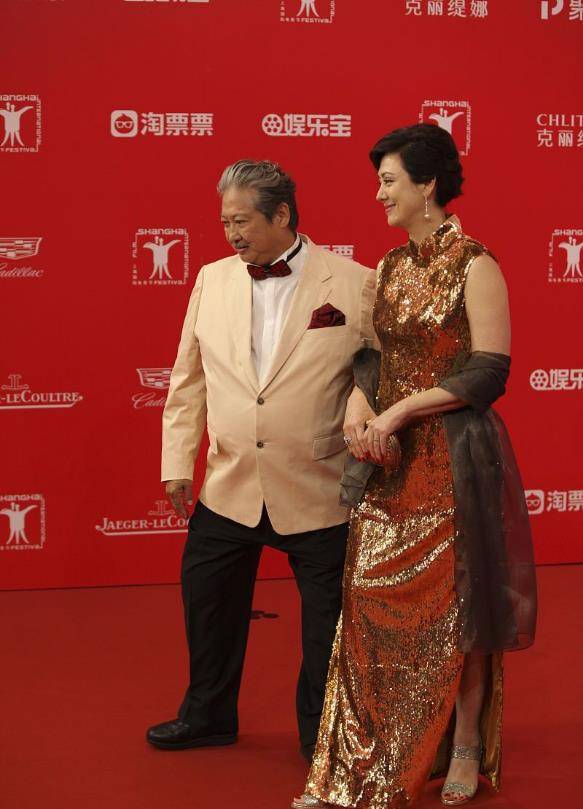设计|高丽虹和洪金宝结婚30年，没生孩子身材撩人，穿裙子更像小姑娘