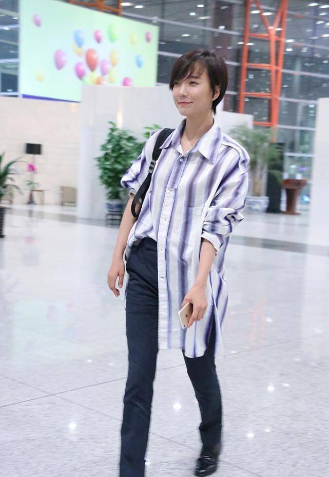 感觉|王珞丹随性过头了,简约牛仔裤配“大爷背心”,没女明星气质