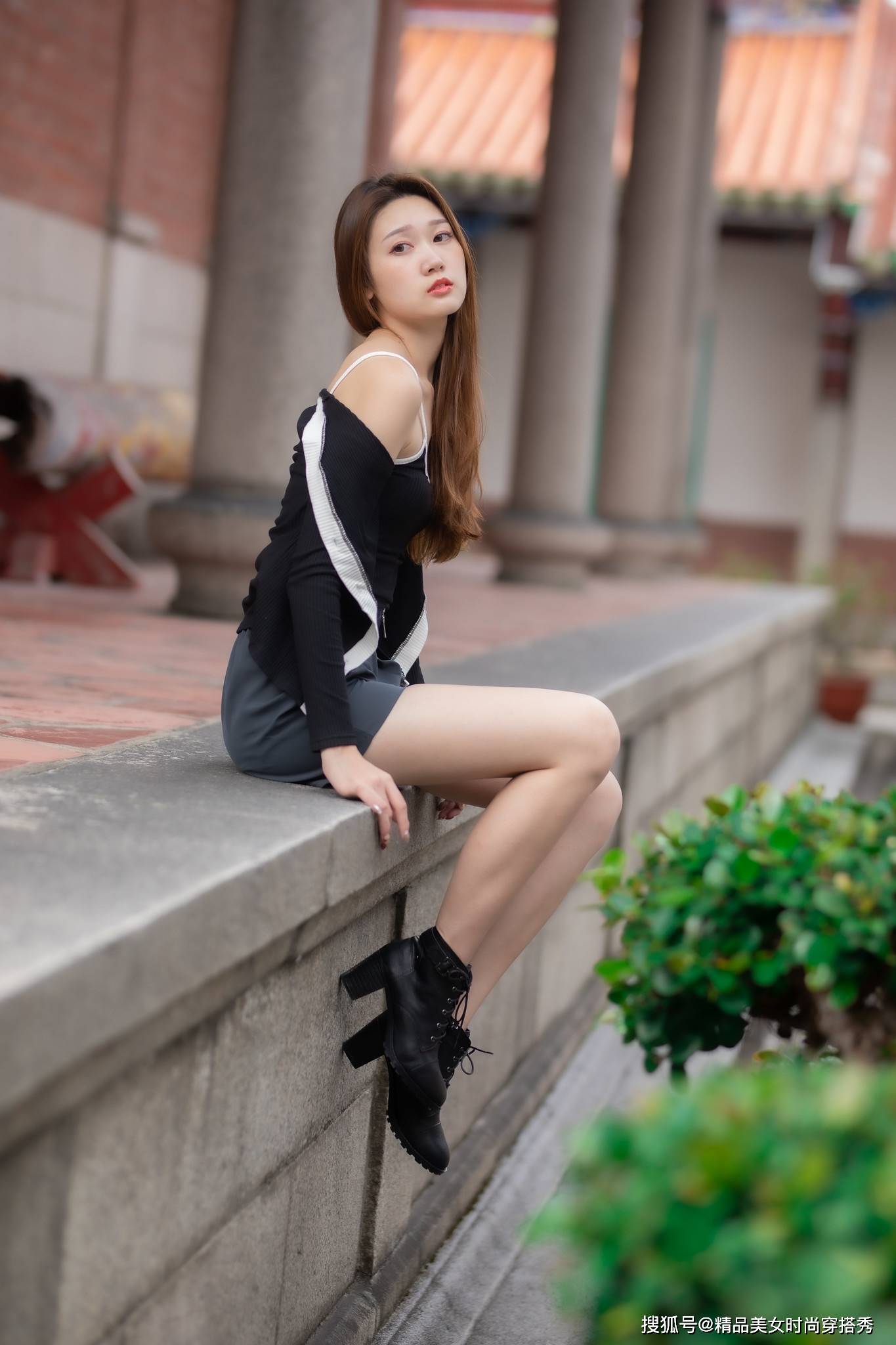 高跟|休闲的针织开衫内搭简约吊带，下搭高级灰色的休闲短裤，潮范十足