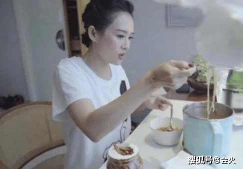 状态|章子怡海边拍时尚大片，穿深V套装脖子戴粗锁链，露出一排大白牙