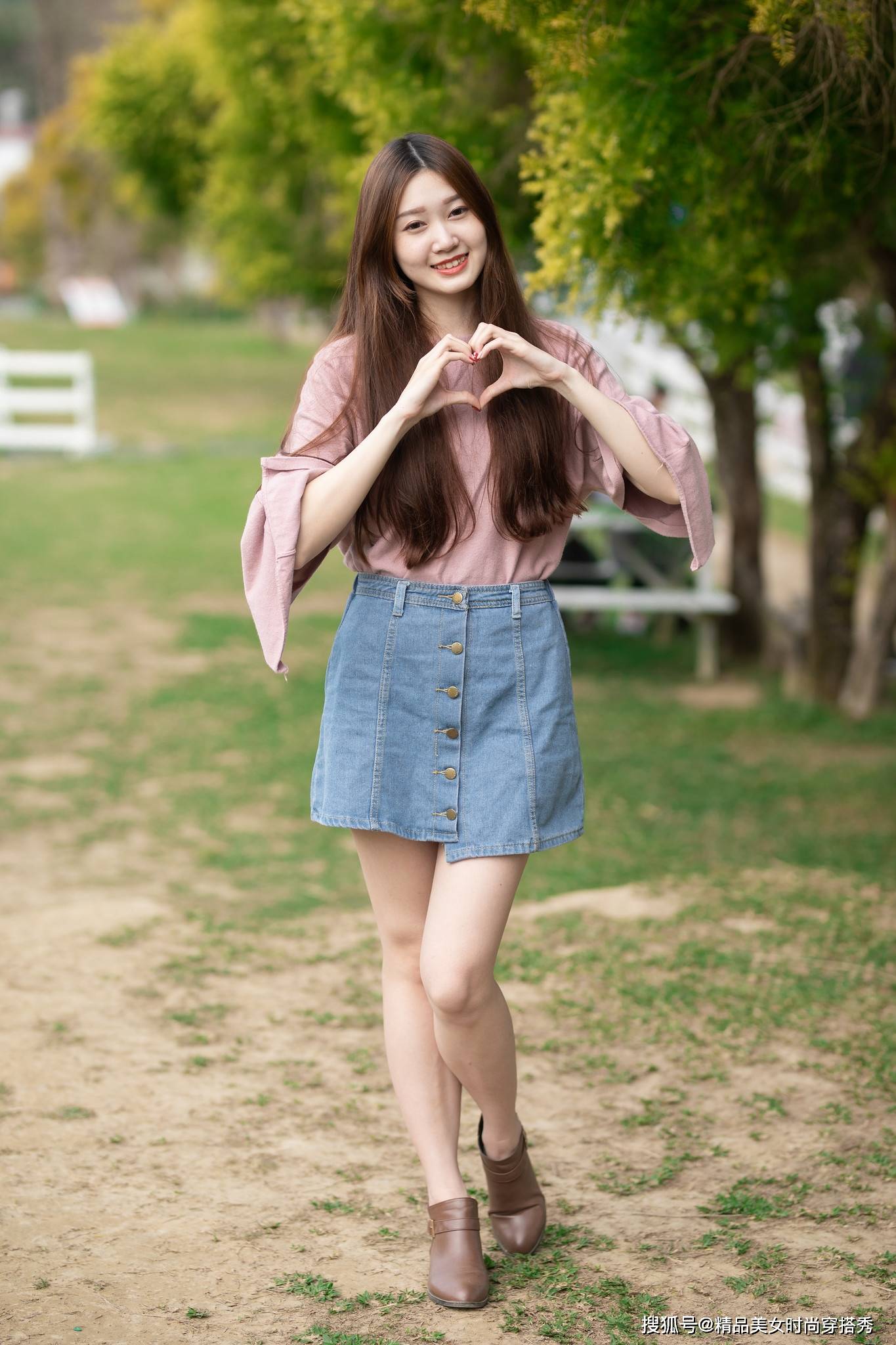 夏天|浅色的牛仔半裙，纽扣的设计，复古中又带点小清新，穿上它美美哒