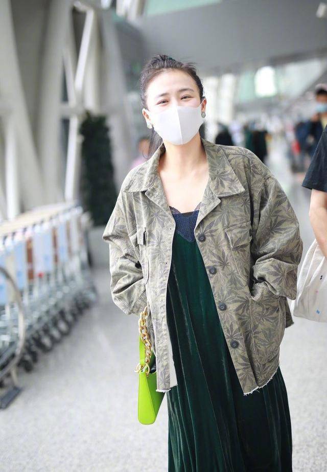 设计|马思纯瘦10斤后走机场，穿印花夹克时髦大方，果然减肥等于整容