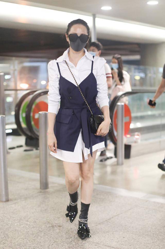 夏天|伊能静真是“优雅派掌门”，穿飘带衬衫配牛仔裙，与秦昊更像姐弟