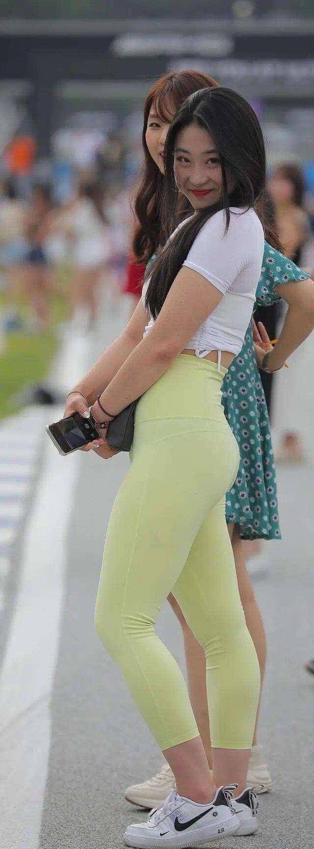 身材|穿上打底裤让这个季节充满新鲜感，亮眼吸睛搭配更好看，搭配得当