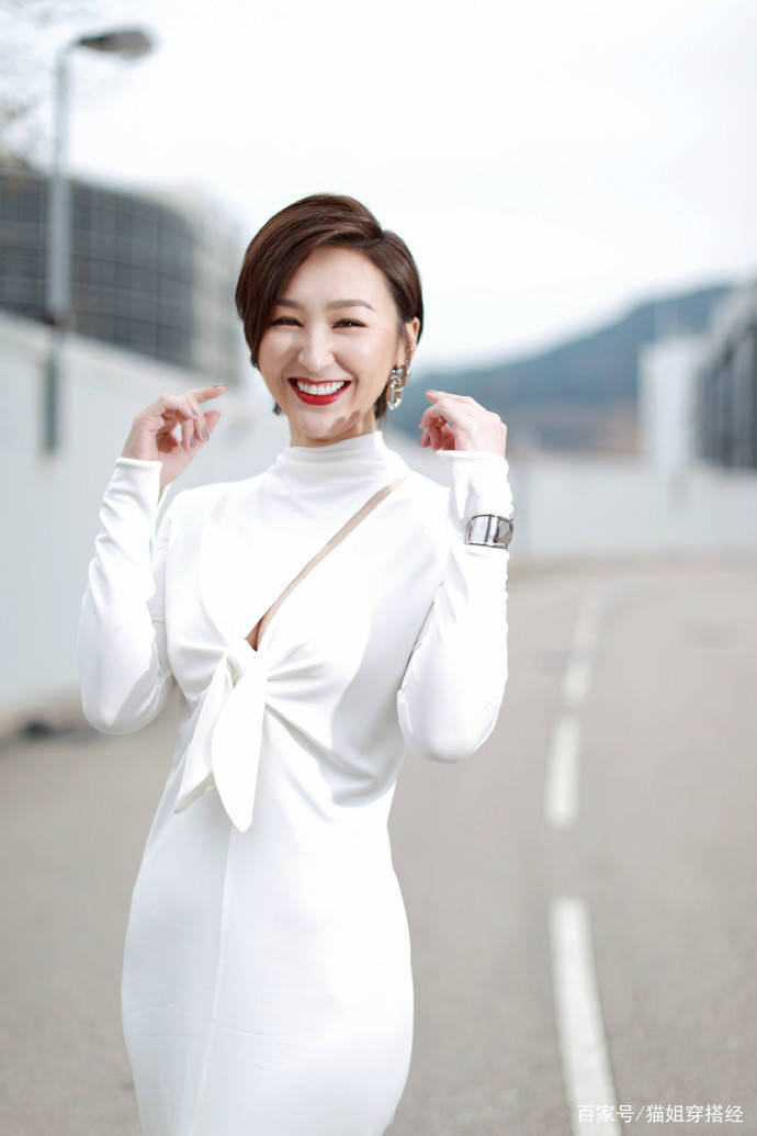 曲线|高海宁“翻红”后越发自信，大胆挑战紧身裙，裹出曲线惊艳了