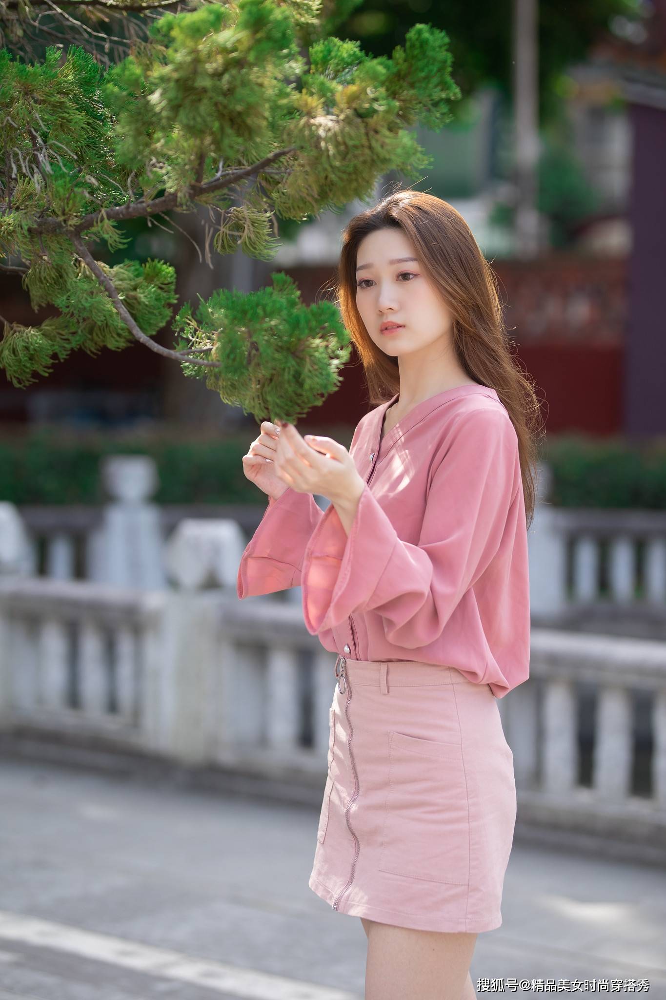 设计|粉色的雪纺衬衫甜美减龄，简约时尚的版型衬托女性柔美的气质