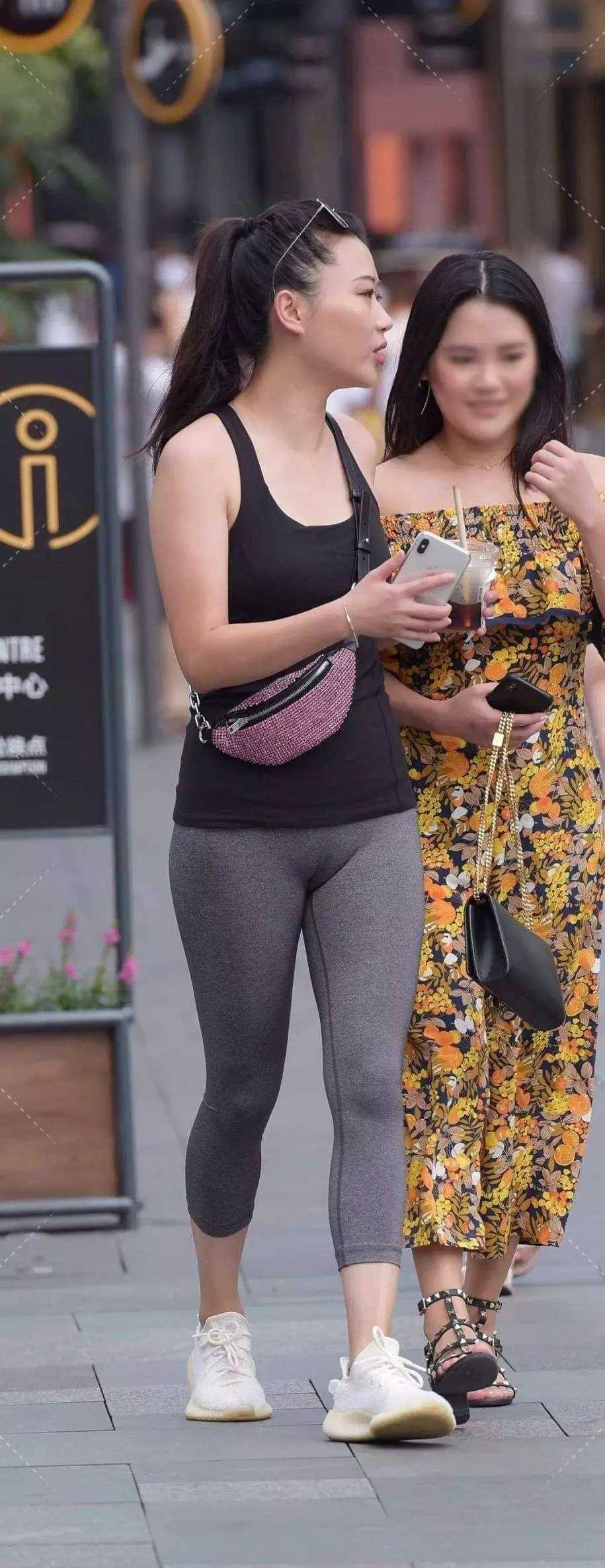 显得|身材高挑的健美裤小姐姐，造型甜美吸睛，温婉动人的气质