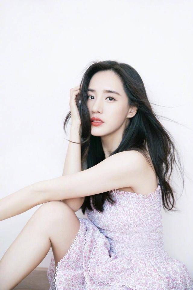 粉色|王智真乃“人间会穿”，穿抹胸碎花裙美回“夏雅”，谁看了不心动