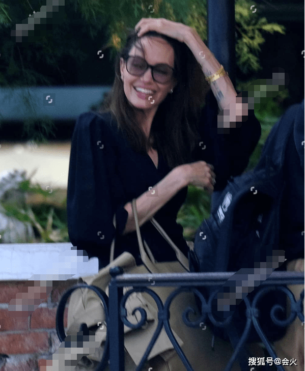 状态|安吉丽娜朱莉现身街头被拍！露齿大笑脸颊凹陷，手臂干瘦青筋暴起