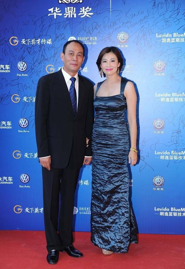 曲线|张光北老婆不愧是“学妹”,微胖身材穿紧身裙,S曲线真显饱满感