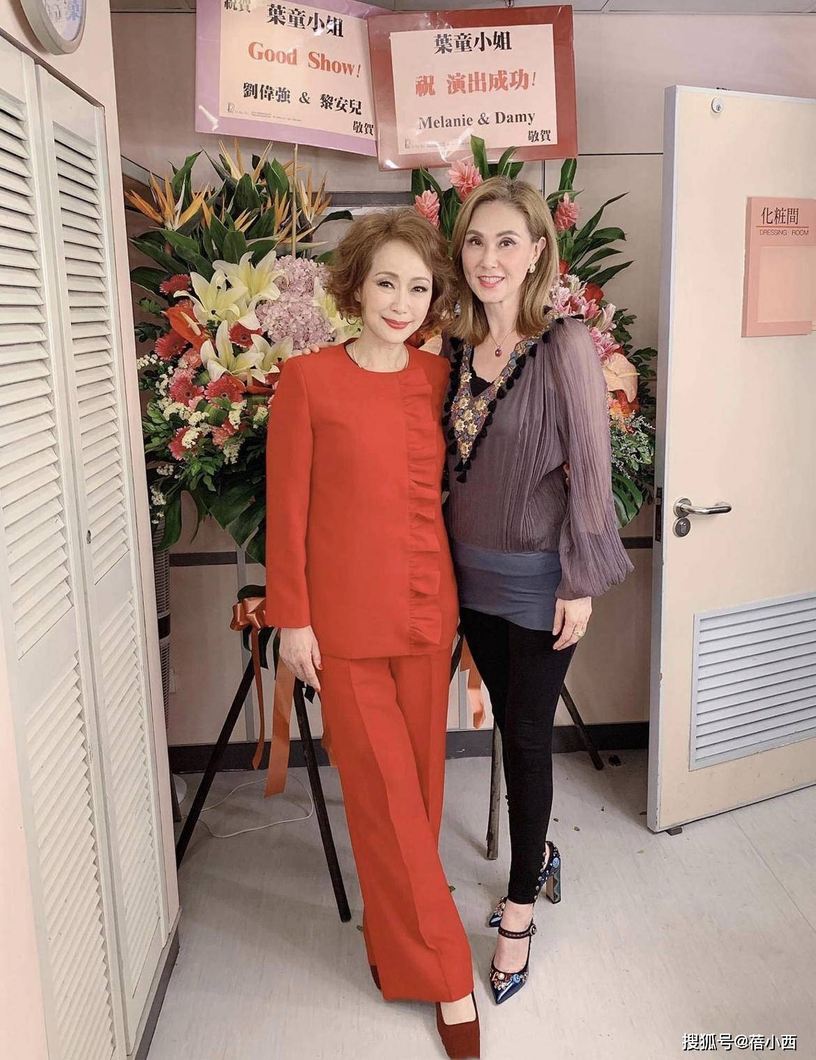 叶童越|63年的叶童越活越少女了！一身挂脖连衣裙时髦性感，美回了30岁
