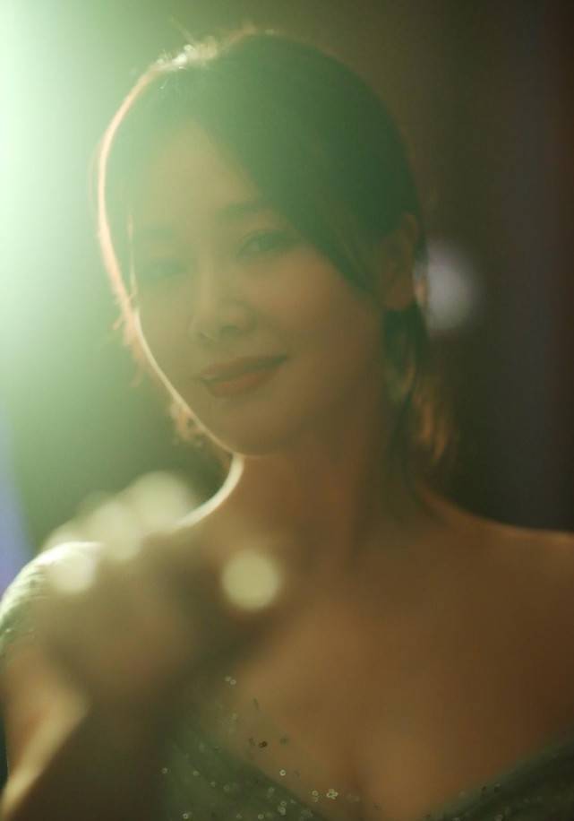 身材|左小青的自然曲线惹眼，立体身材穿薄纱裙，真叫人移不开眼