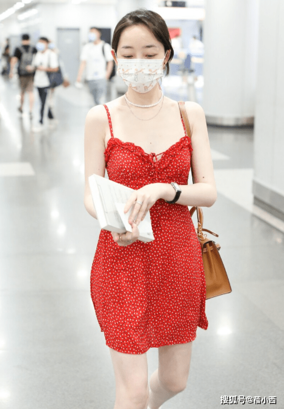 蒋梦婕|蒋梦婕的私服穿搭还挺清凉的，一条红色吊带裙就出门，简约又时髦