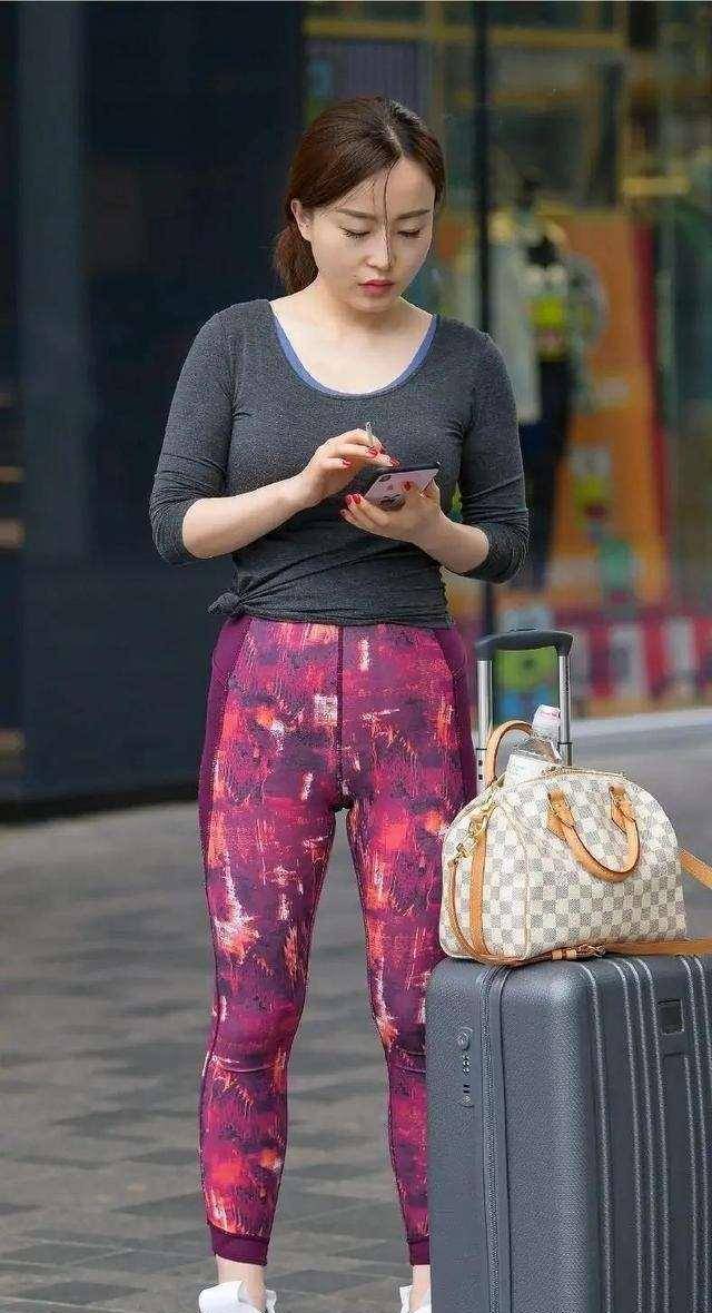 卫衣|长度刚刚好的打底裤，把那婀娜曼妙的身姿完美呈现于外，很有韵味