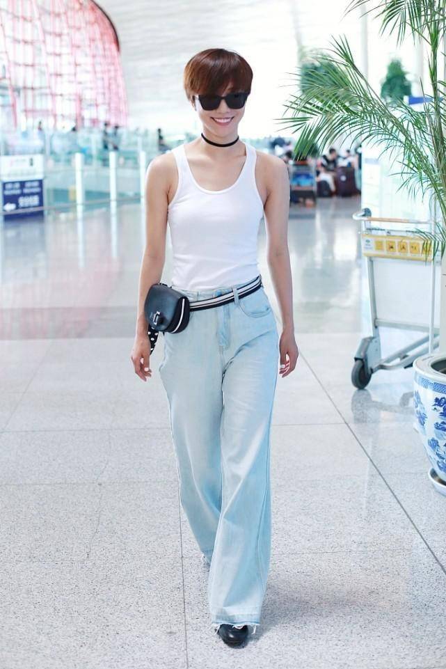 感觉|王珞丹随性过头了,简约牛仔裤配“大爷背心”,没女明星气质