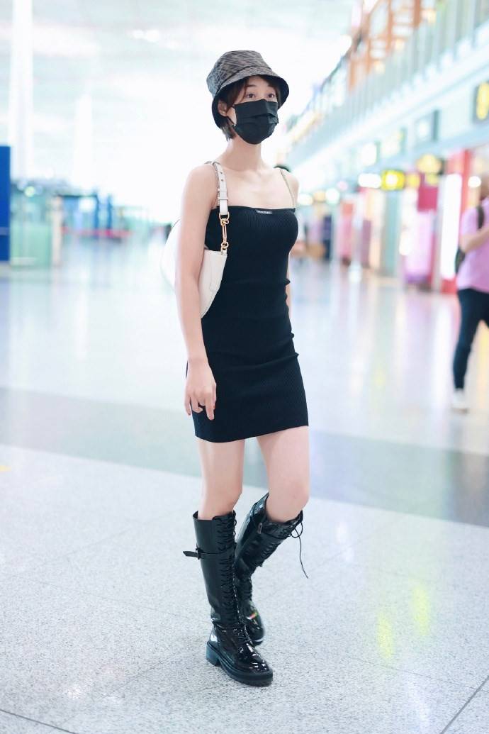 学潮|蓝盈莹机场为赶时髦，学潮人穿吊带裙配长筒靴，奈何腿短是硬伤