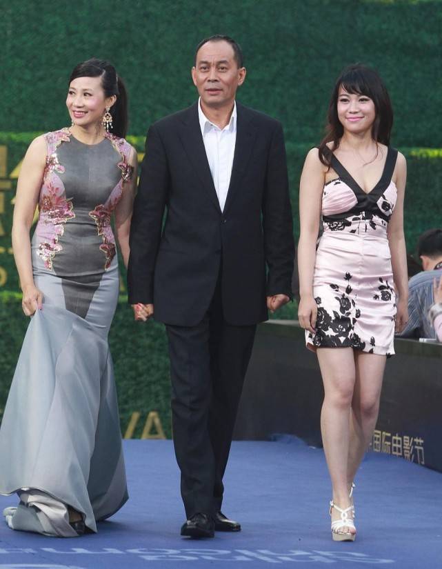 曲线|张光北老婆不愧是“学妹”，微胖身材穿紧身裙，S曲线真显饱满感