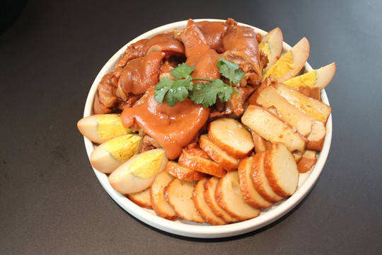 卤肉加快五花肉可以使卤肉中带点油脂,味道会更香点.