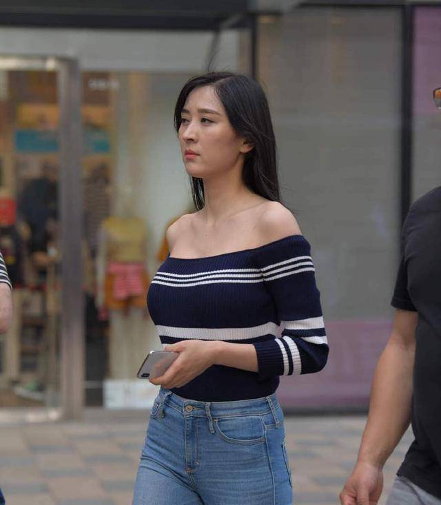 围巾|魅力动人的瑜伽裤装扮很有时尚感，显得身材妩媚动人，美感十足
