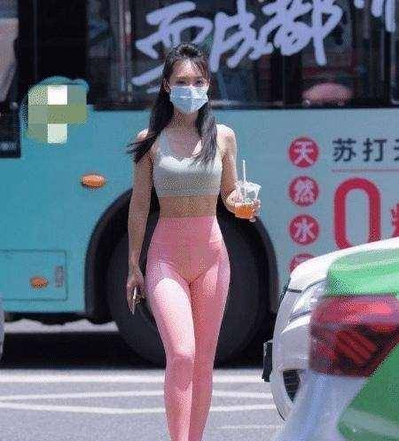 范的|高挑有范的牛仔打底裤美女，穿出不一样的韵味，简约却很时尚