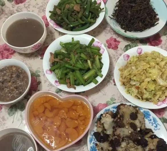 英英|抠门同事请吃饭，3个人做5菜1汤真大方！看到菜后：“套路”太深
