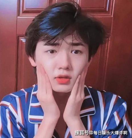 漂亮|宋亚轩和朱迅撞衫，女装造型越看越像，小宋老师肱二头肌很出众