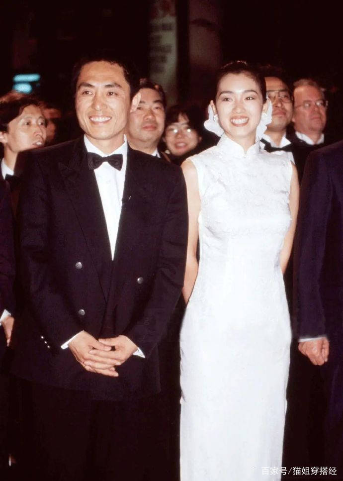 曲线|程莉莎穿旗袍提气质，手挽郭晓夏走红毯曲线真美，被浪姐淘汰可惜