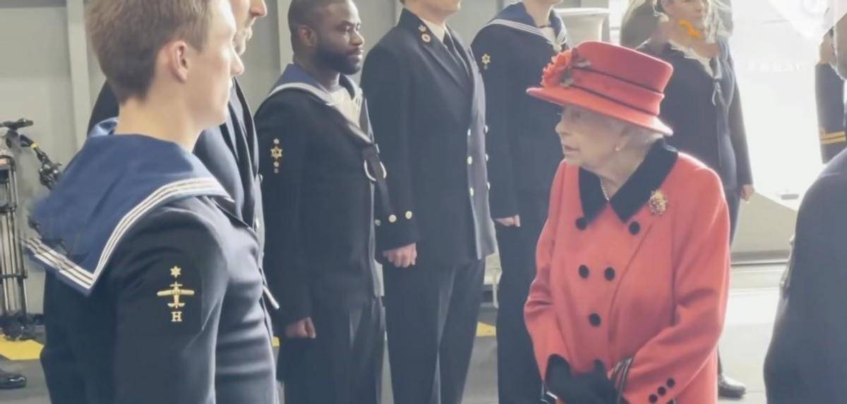 养人|女王成功走出亲王离世阴影,穿红大衣戴丈夫情物,笑容满面心情好