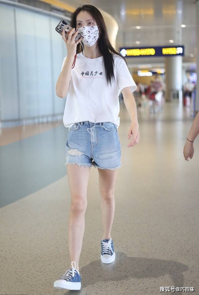 金晨|金晨大美女机场穿搭真低调，T恤永不缺席，效果还出了奇的好