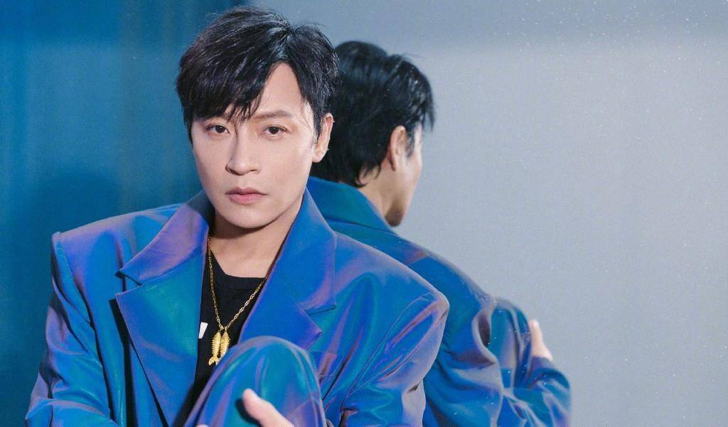 显得|陈志朋不再“作妖”,穿西装大金链,出道33年终于相信他是帅小虎