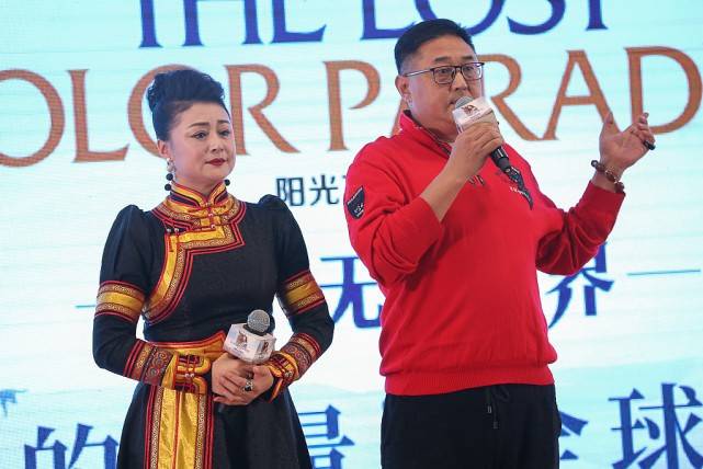 服装|赵本山的小姨子真气派，穿的一点都不露，感觉更有艺术家的味道