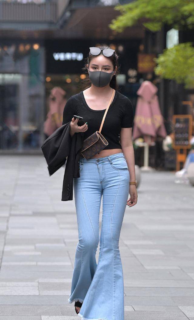 黑色|黑色短裤短袖搭配蓝色齐腰打底裤，颜色时尚干净，清爽自信