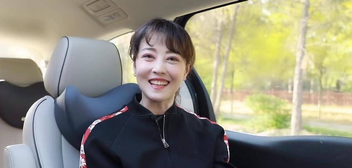 疫苗|周海媚独自打疫苗心情激动，穿运动装全程说不痛，同事跟拍太美了