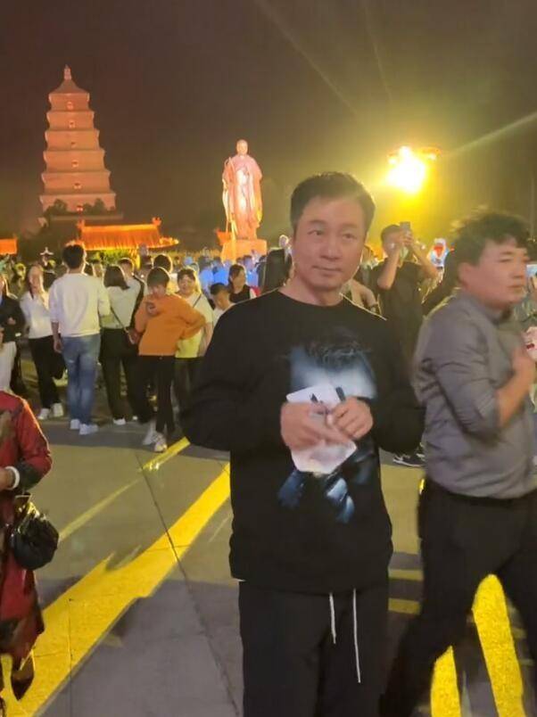 口袋|57岁黎耀祥西安游玩，穿卫衣束脚裤重游旧地，插口袋装酷姿势太帅