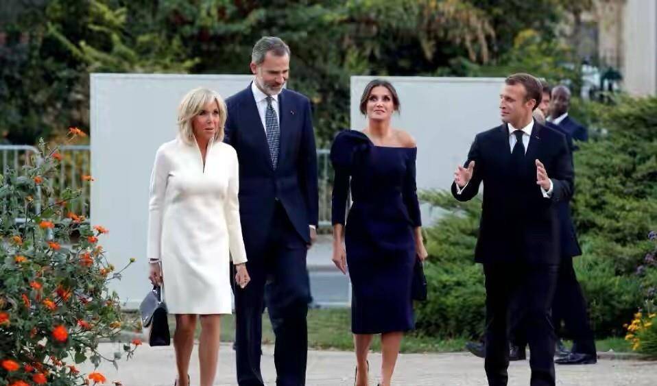 黑色|68岁布丽吉特罕见露面，穿3万裙牵手老公好甜，凝视马克龙像迷妹