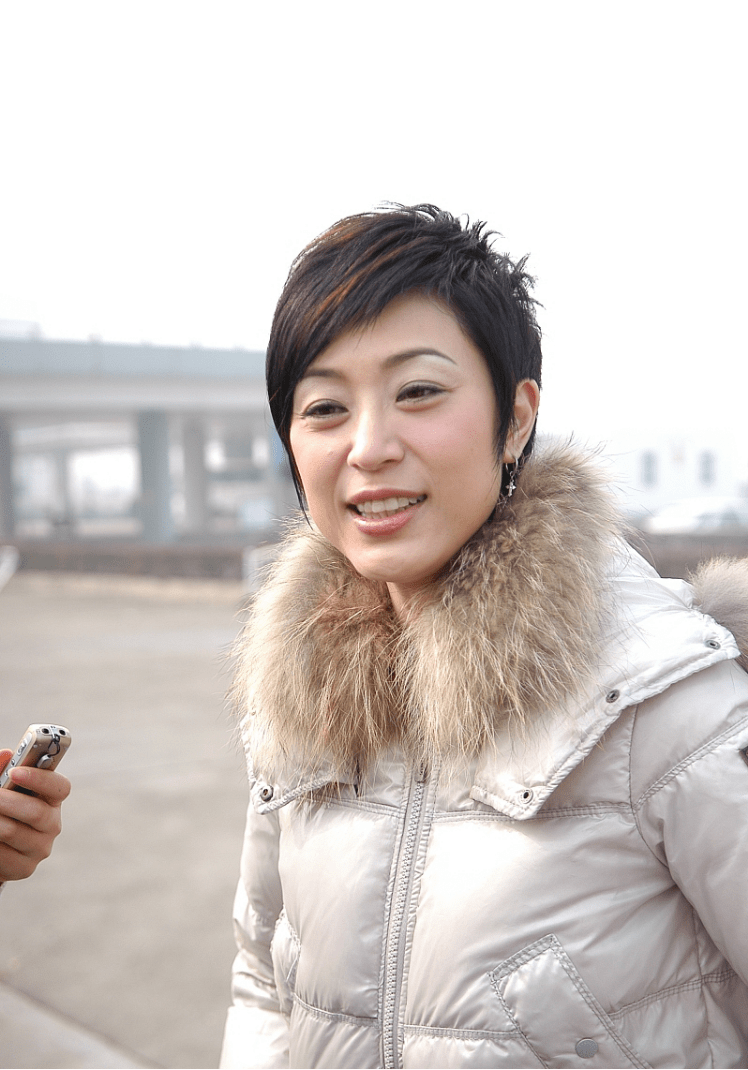 材质|陈法蓉过冬气质不受影响，穿羽绒服配短裤，造型看着暖和又时髦