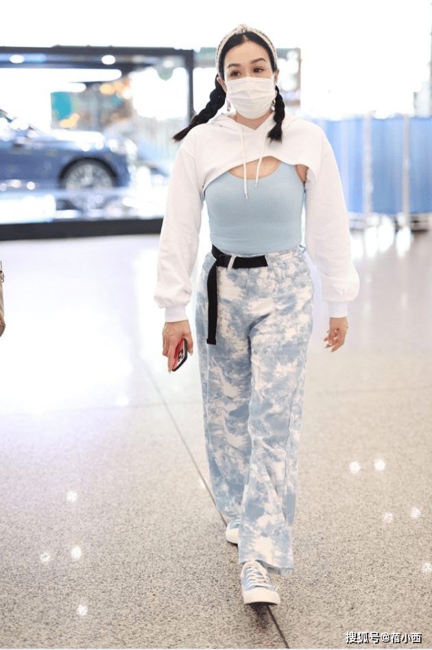 好身材|钟丽缇又不好好穿衣服了，穿背心上面还要“套半件”，意外时髦