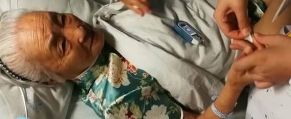 漂亮|90岁奶奶一生爱漂亮,躺在病床也要穿漂亮衣服!用窗帘做百件旗袍