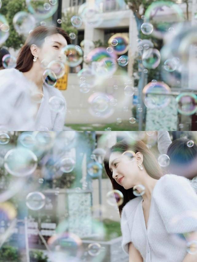 江疏影|江疏影的笑容真挺治愈的，夏日泡泡大片很阳光，真是直击我的心