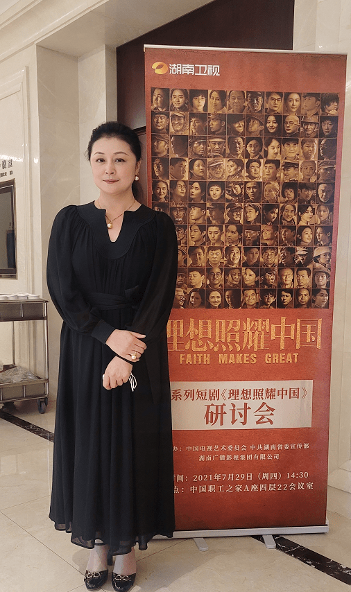 服装|赵本山的小姨子真气派，穿的一点都不露，感觉更有艺术家的味道